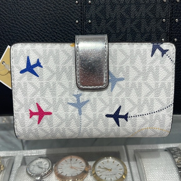 ХMichael Kors Medium Saffiano Leather Bifold Wallet 
Optic White Aeroplane
NWT - Picture 5 of 16
